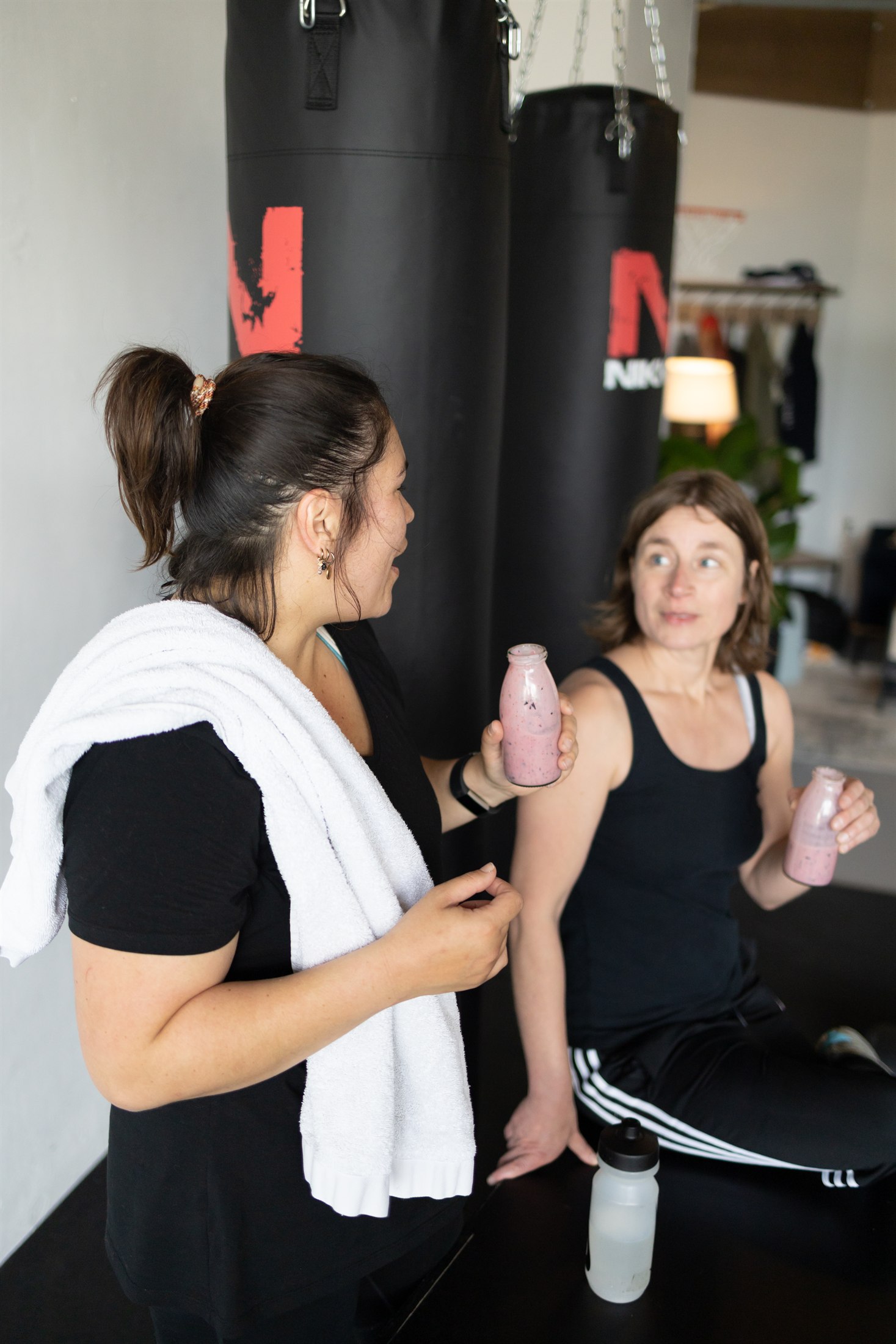 BFIT-leden praten samen na hun training