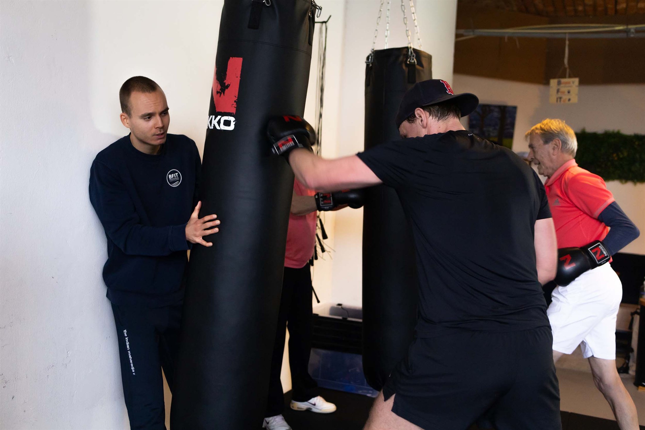 Boris begeleidt drie sporters tijdens small group training bij BFIT in Den Bosch