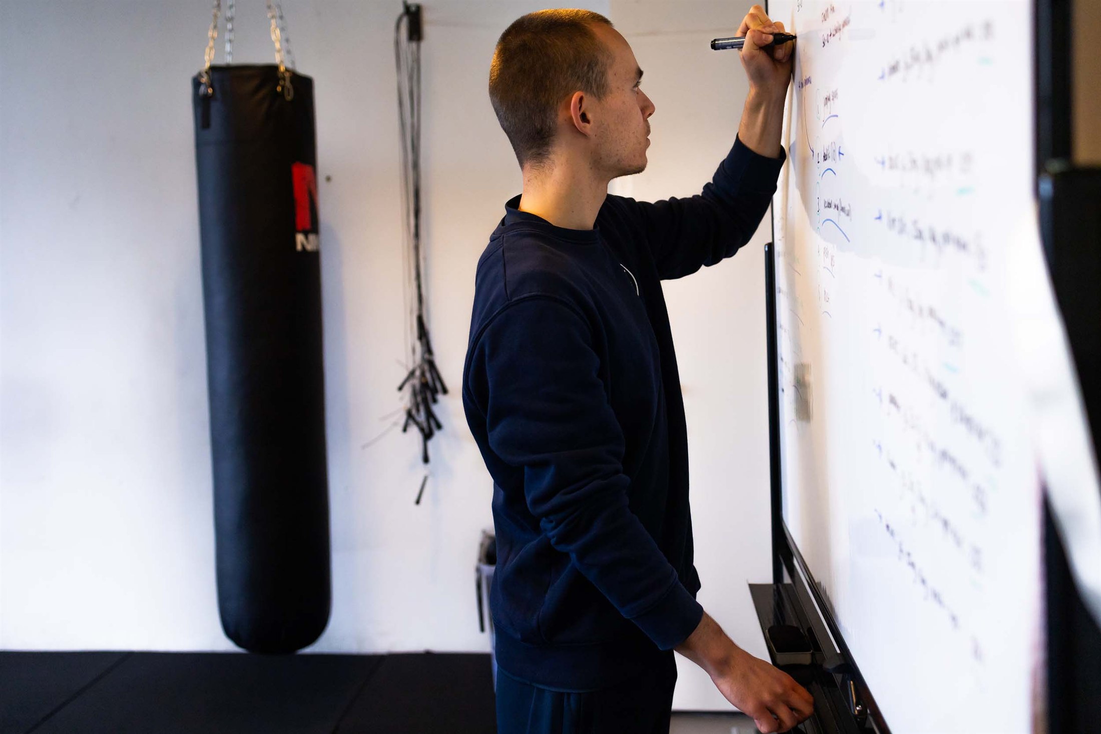 Boris bereidt een training voor in de BFIT-studio