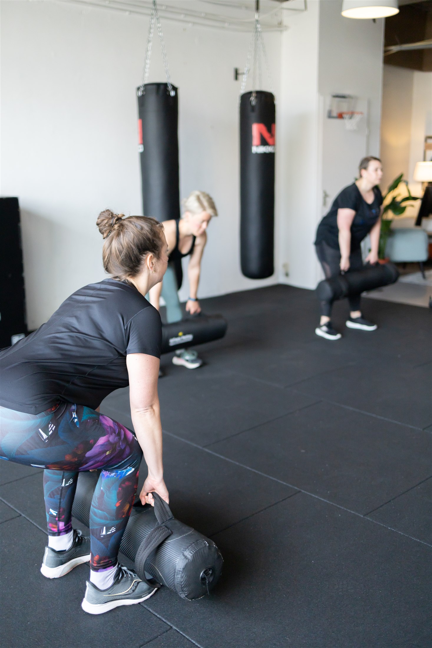 Drie deelnemers trainen samen tijdens small group training bij BFIT