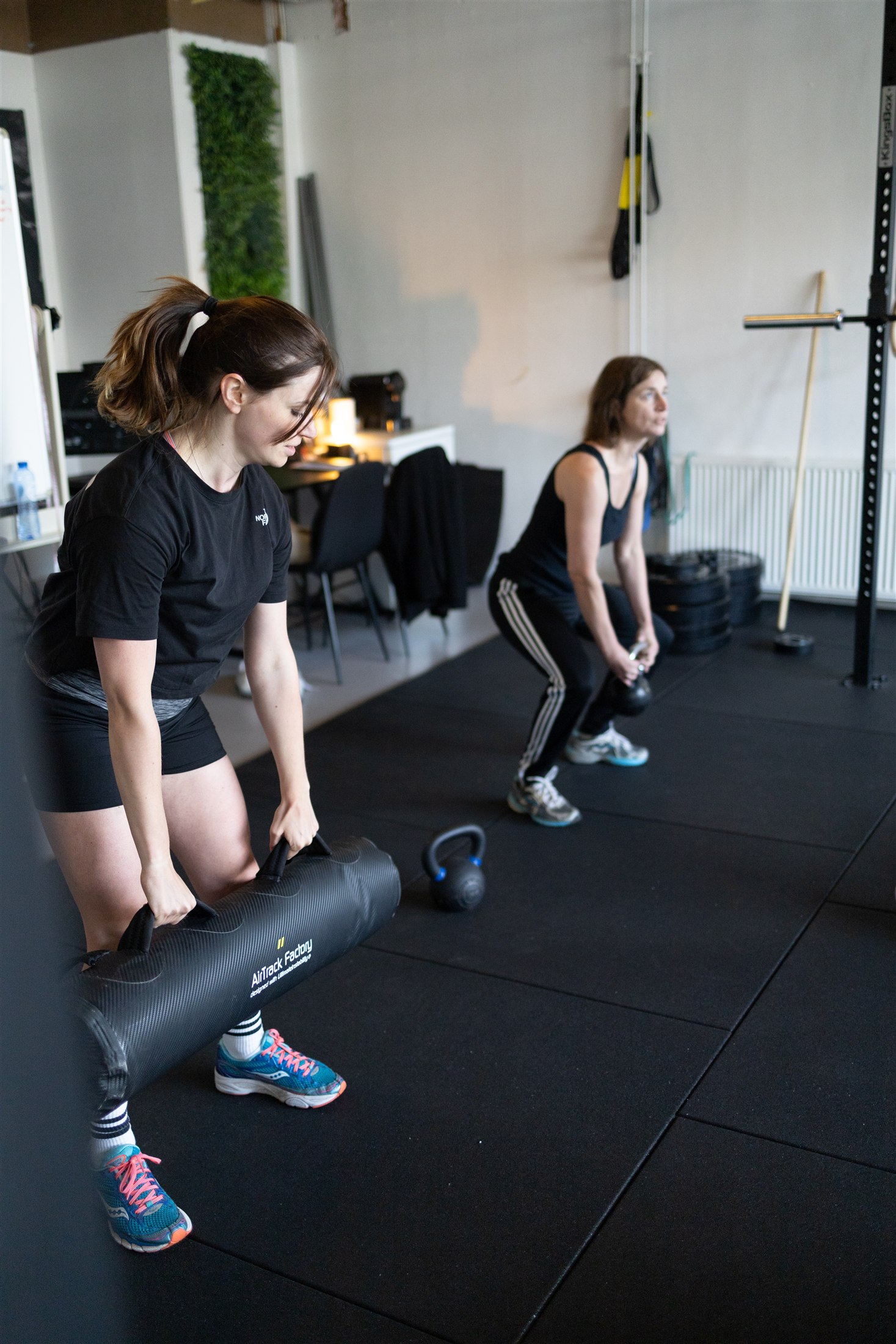 Twee deelnemers werken op hun eigen niveau tijdens small group training