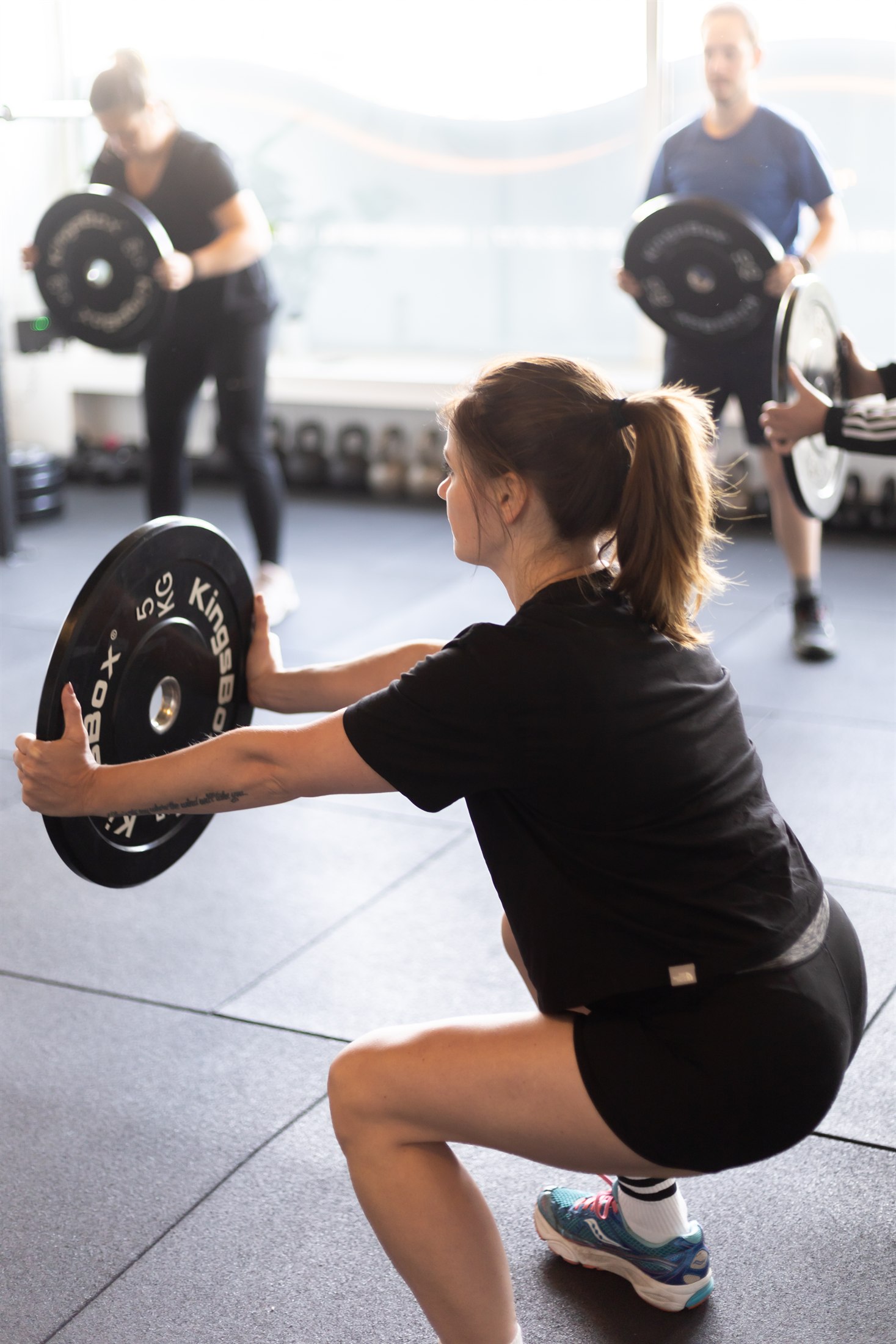 Vier deelnemers trainen samen in de privéstudio van BFIT